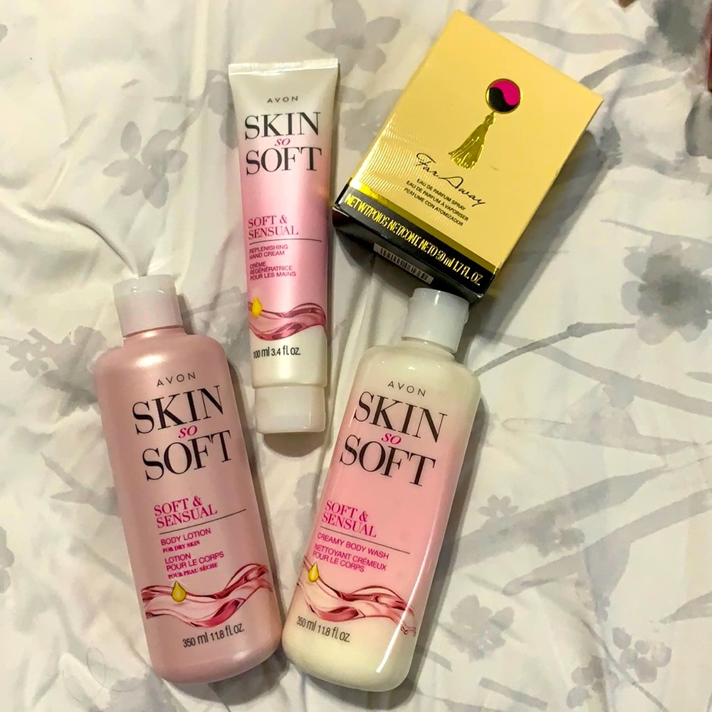 🛍🤩 HP🤩 Avon skin so soft set with fare away perfume - Picture 1 of 3